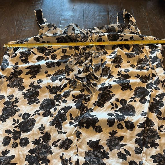 White House Black Market Floral Black and White Women's Top - Picture 6 of 6